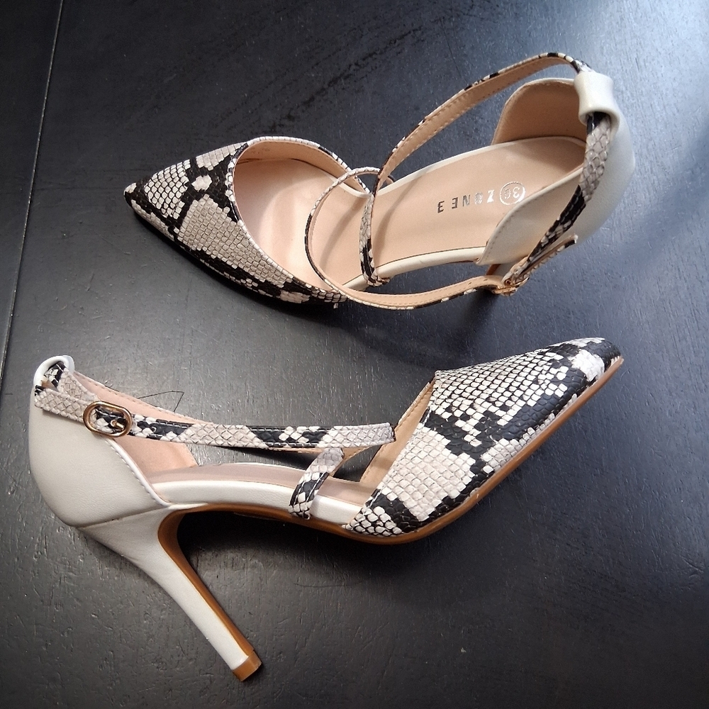 NWOT Zone 3 Snakeskin & Leather Strappy Shoes   Size 36 (5.5)